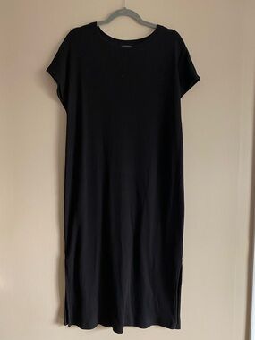 Black Short-Sleeve Midi Dress